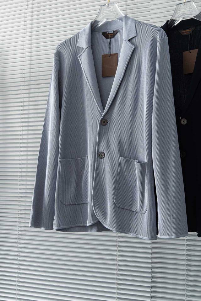 New# 杰尼亚 Zegna意式休闲西装是一款时尚而舒适的产品 让您在各种场合中都能自信 得体地展现风采 这款西装面料挺括轻盈 触感凉爽的特质 让您在穿着时感受